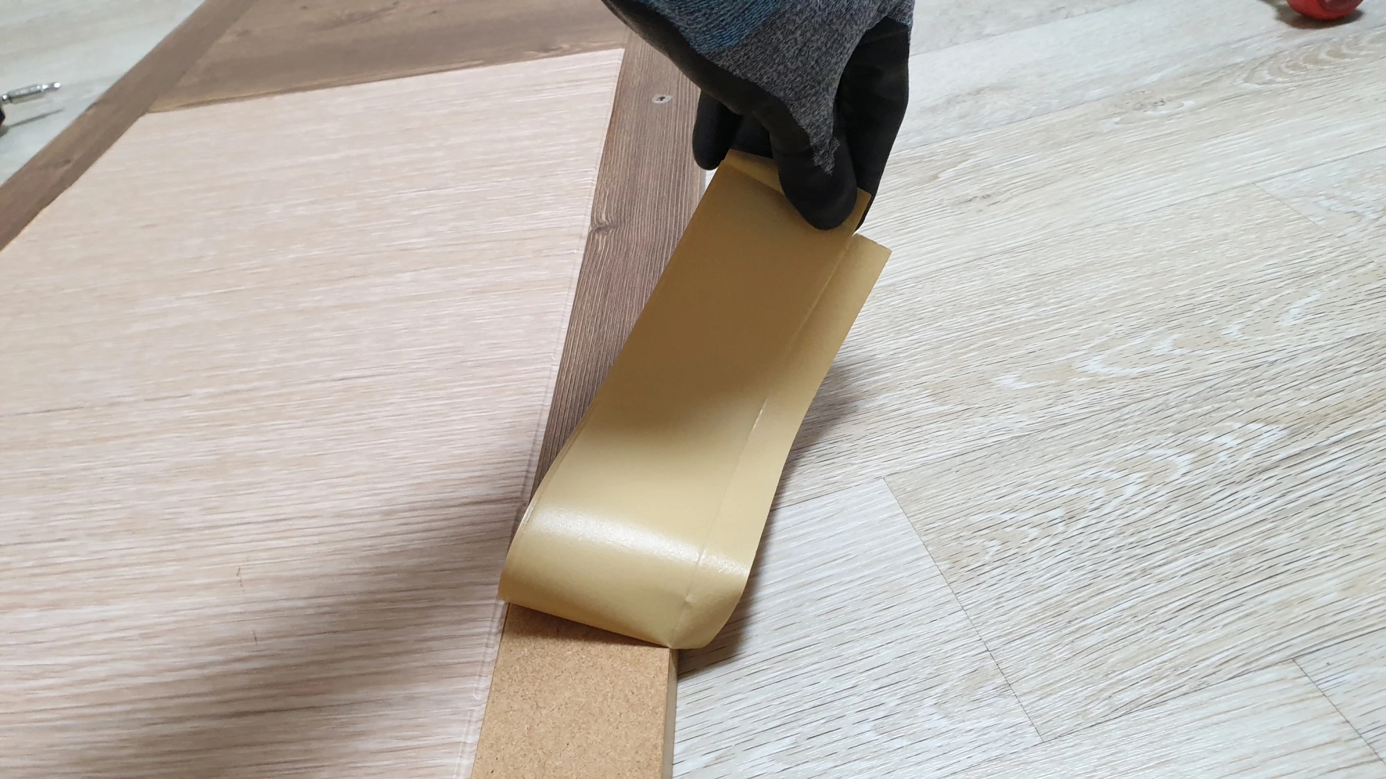 시트지 떼는 모습