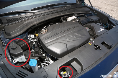 현대 싼타페 엔진룸 내 라디에이터 캡과 냉각수 보조탱크의 위치.