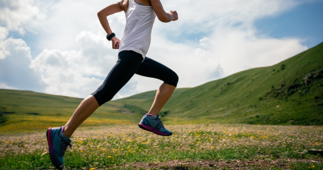 한 남자가 벌판에서 러닝 운동을 하고 있다.