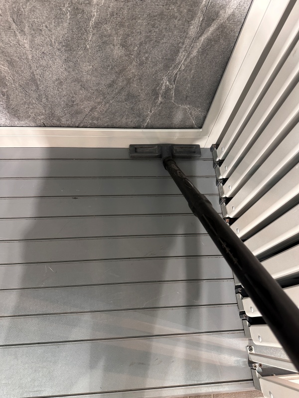 청소기로 바닥청소