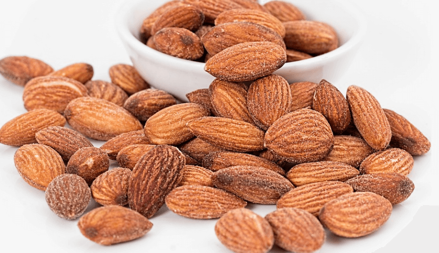 노화 방지에 좋은 음식 아몬드가 그릇에 담겨 있다