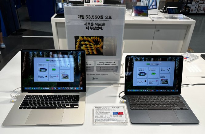 맥북에서 m3 13인치와 15인치가 나란히 놓여있는 모습으로 15인치가 훨씬 큰 화면을 보여준다