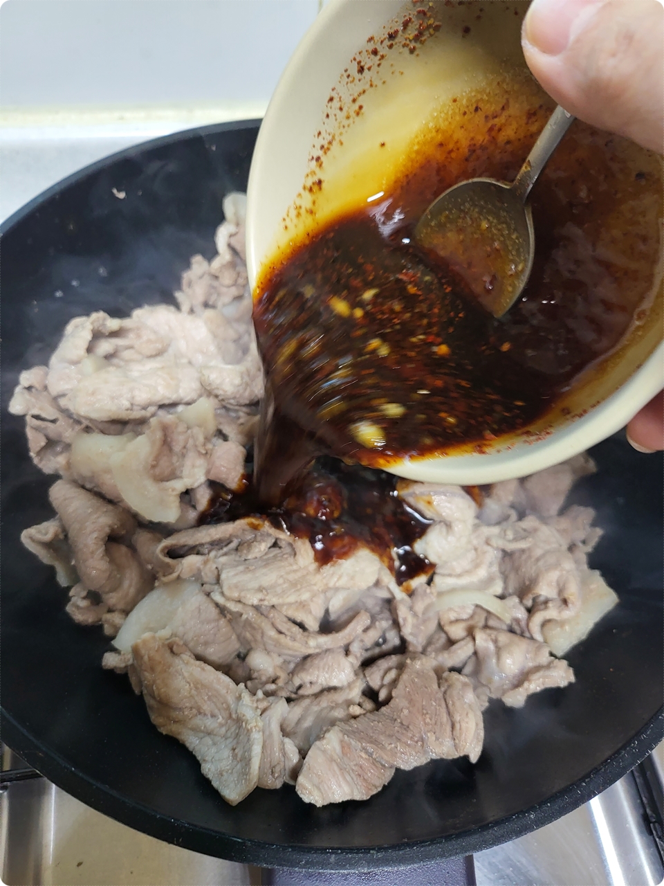 양념 붓기