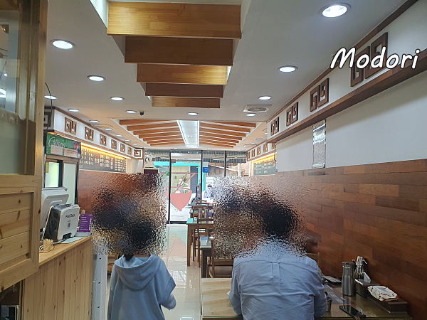 안에서 바깥쪽으로 찍은 홀 내부