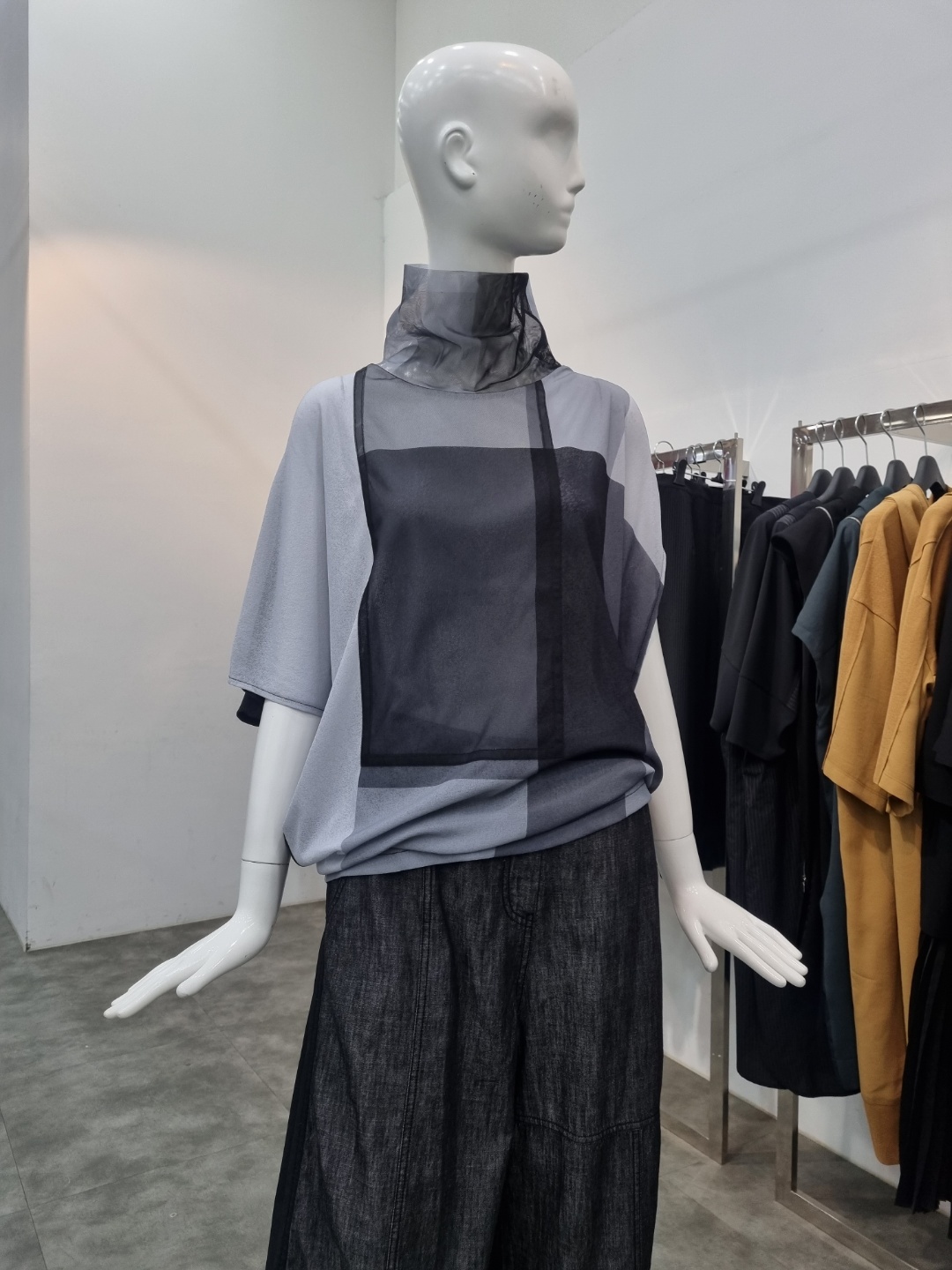 데무 스퀘어 프린트 매쉬넥 티셔츠 DW2106915