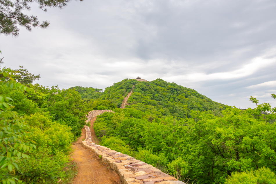 성곽길 따라 정상