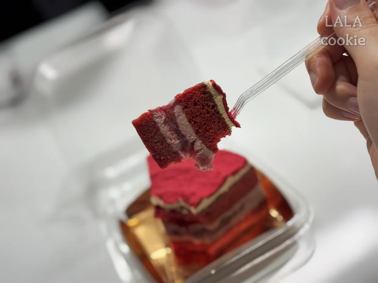 파리바게트-딸기-티라미수-케이크-포크로-집은-모습
