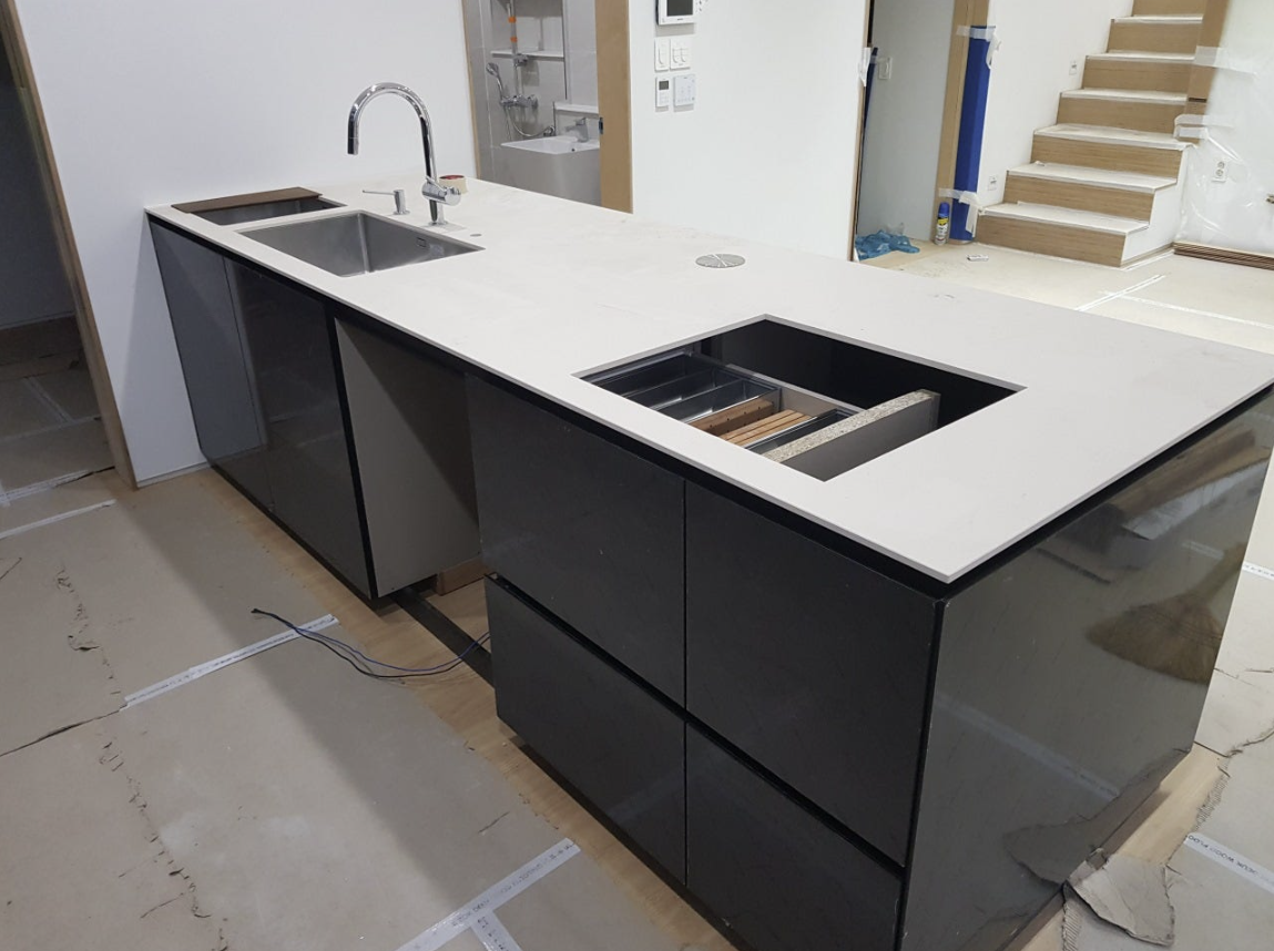 붙박이가구 중 하나인 주방가구가 설치되고 있는 모습