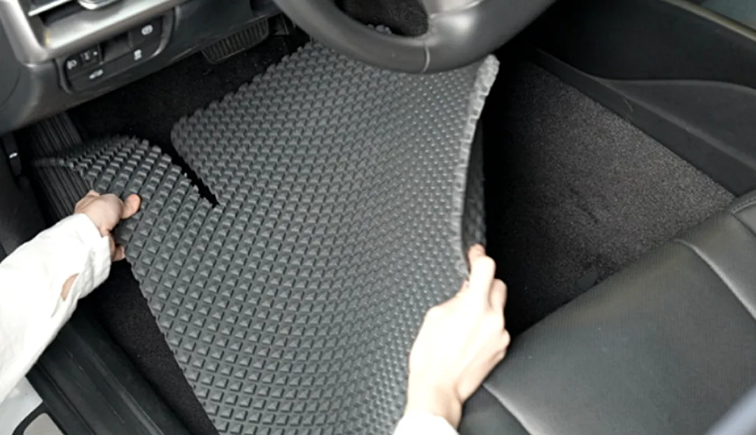 불스원 EZ클린 TPE 카매트 차량 장착하는 모습