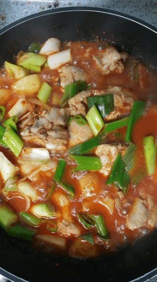 돼지고기 듬뿍 들어간 김치찌개