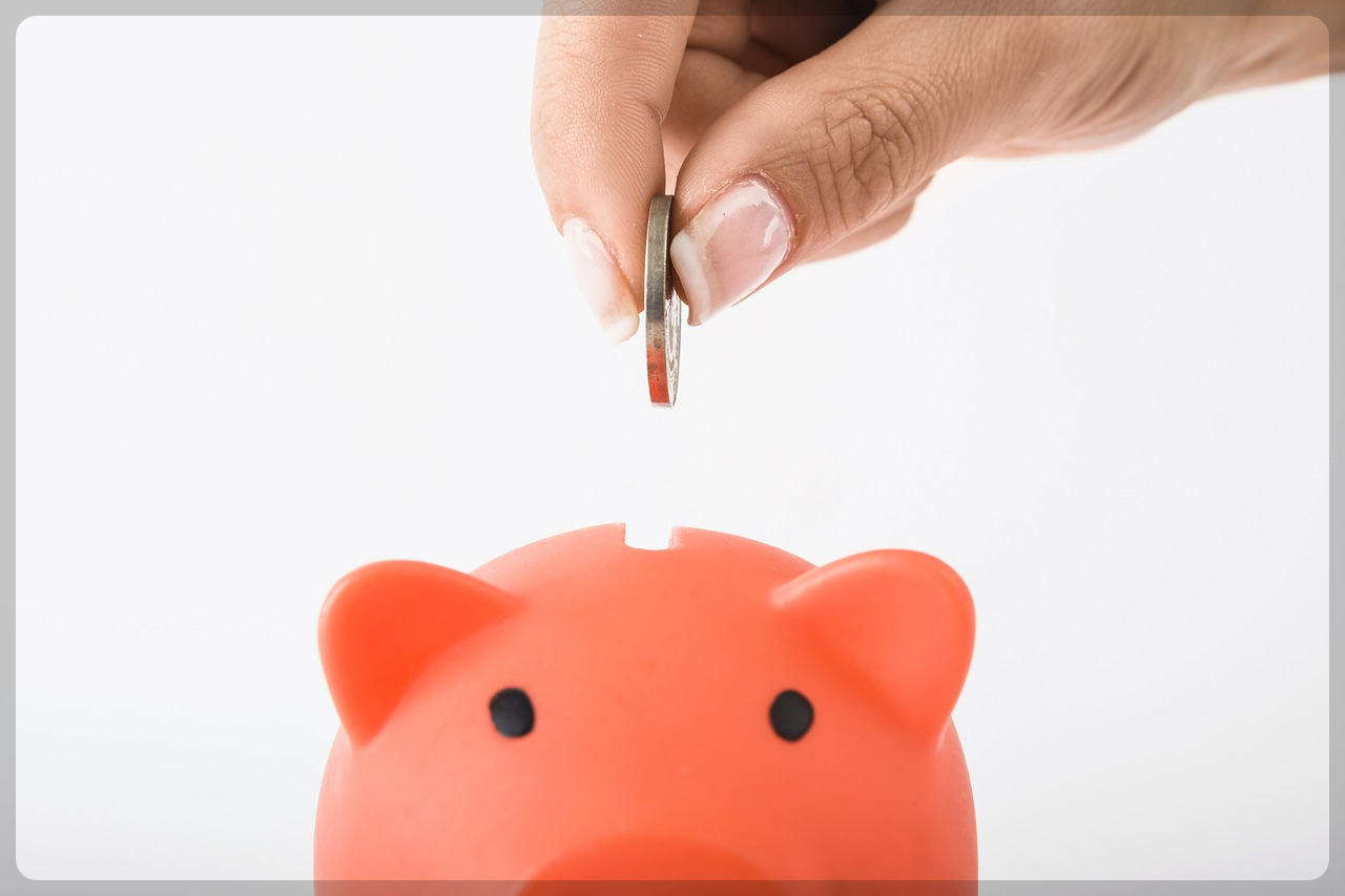 빨강돼지저금통-동전-손