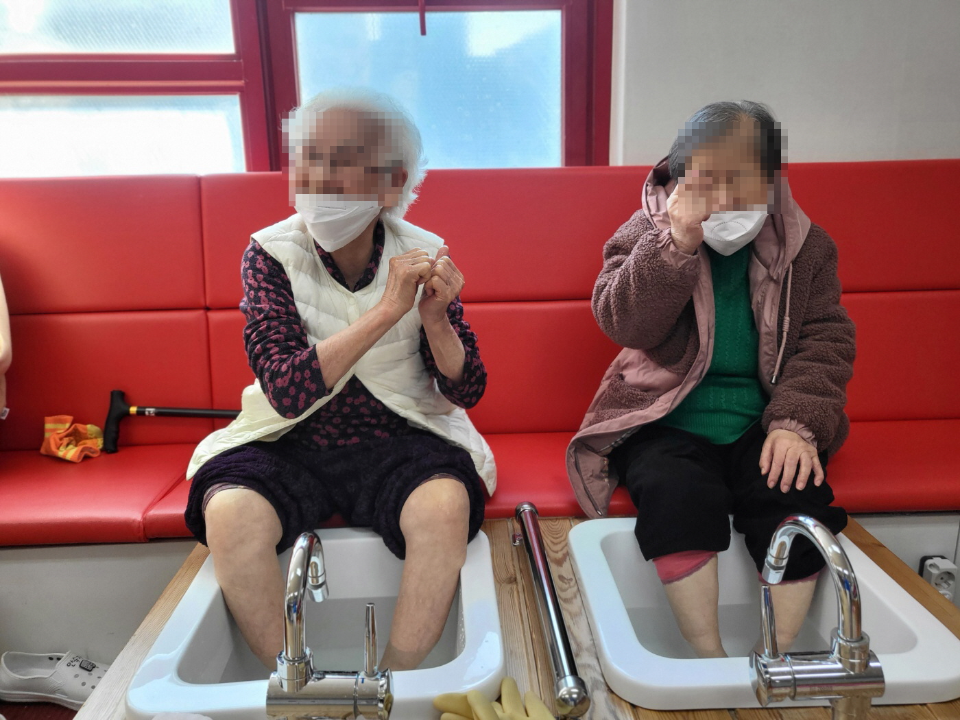 족욕중인 어르신 모습