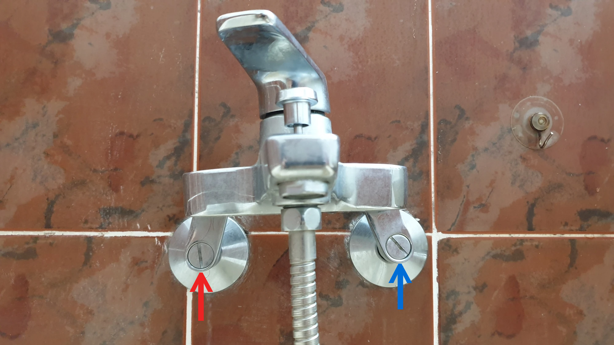 샤워기 온수 냉수 밸브 위치