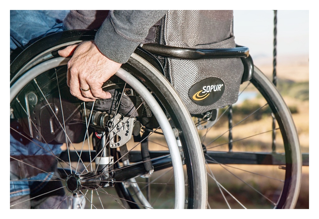 휠체어 탄 남자