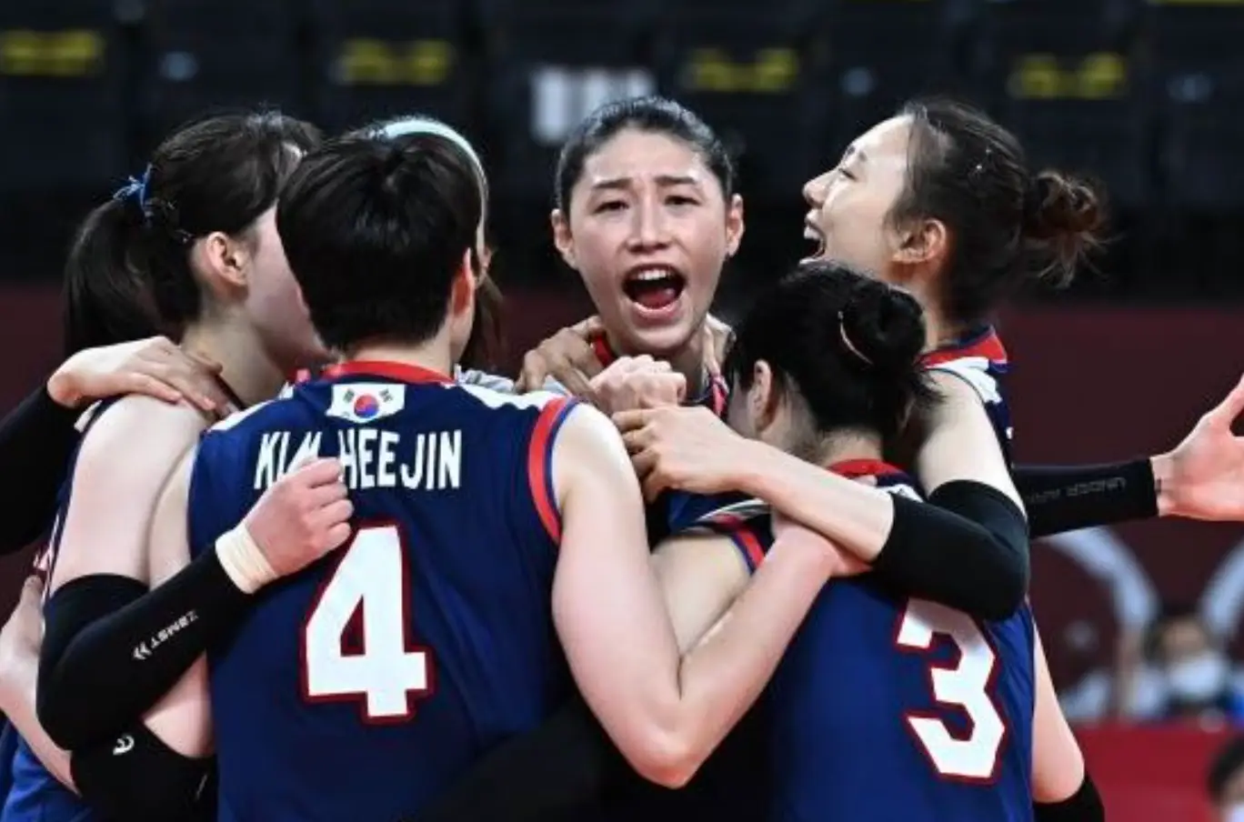 파란색 티를 입은 선수들이 얼싸안아 기뻐하는 모습