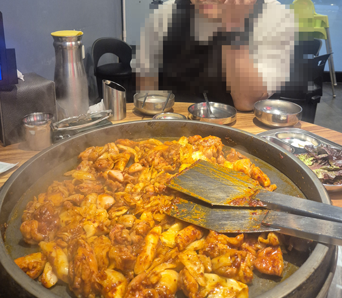 너무 맛있는 닭갈비를 기다리며