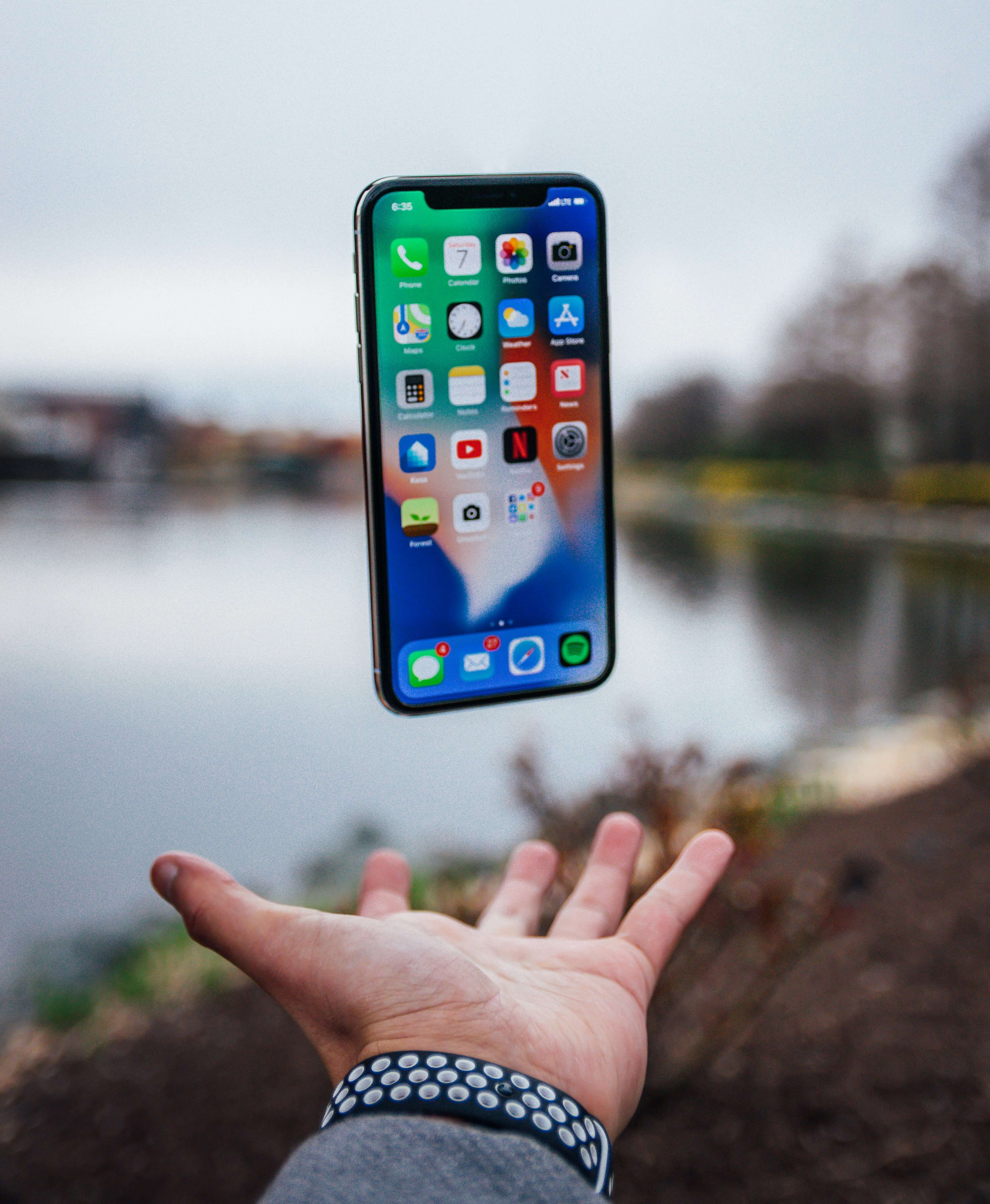 디지털노마드에 필요한 앱이 설치된 핸드폰이미지