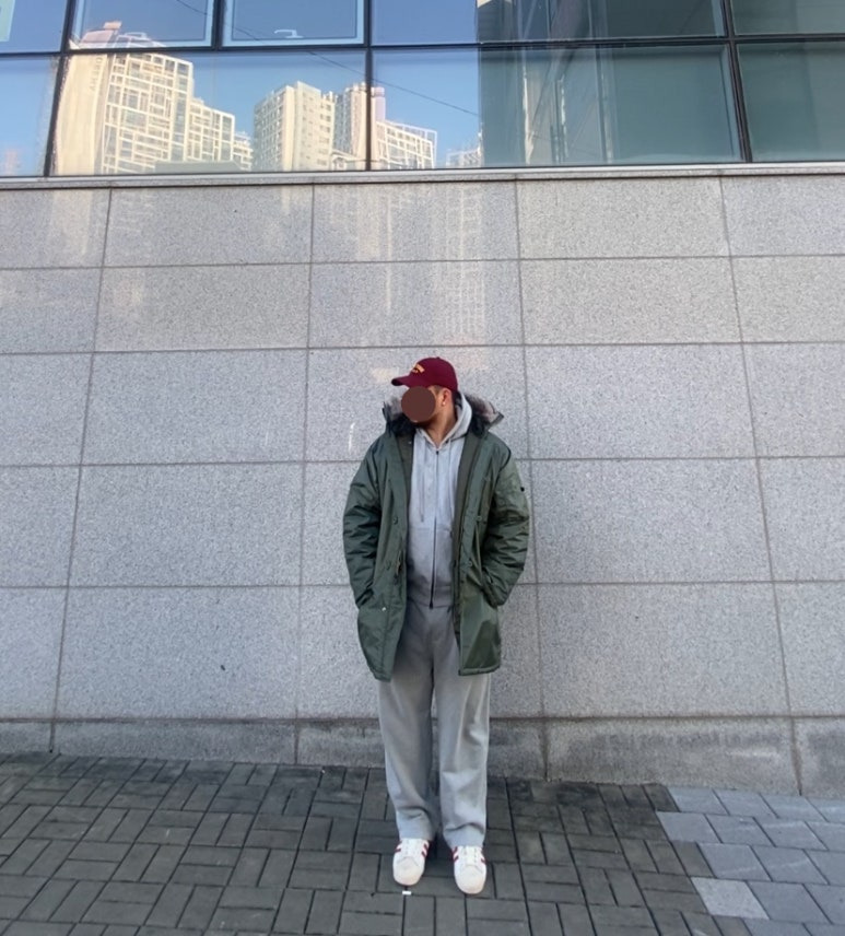 데일리룩('25.12.26.)로스코 N-3B 패딩 스노클 파카, 윅 NEWYORK USA 워싱 빈티지볼캡, 토피 후드티 집업, 토피 벌룬 와이드팬츠, 아디다스 슈퍼스타 82 레드