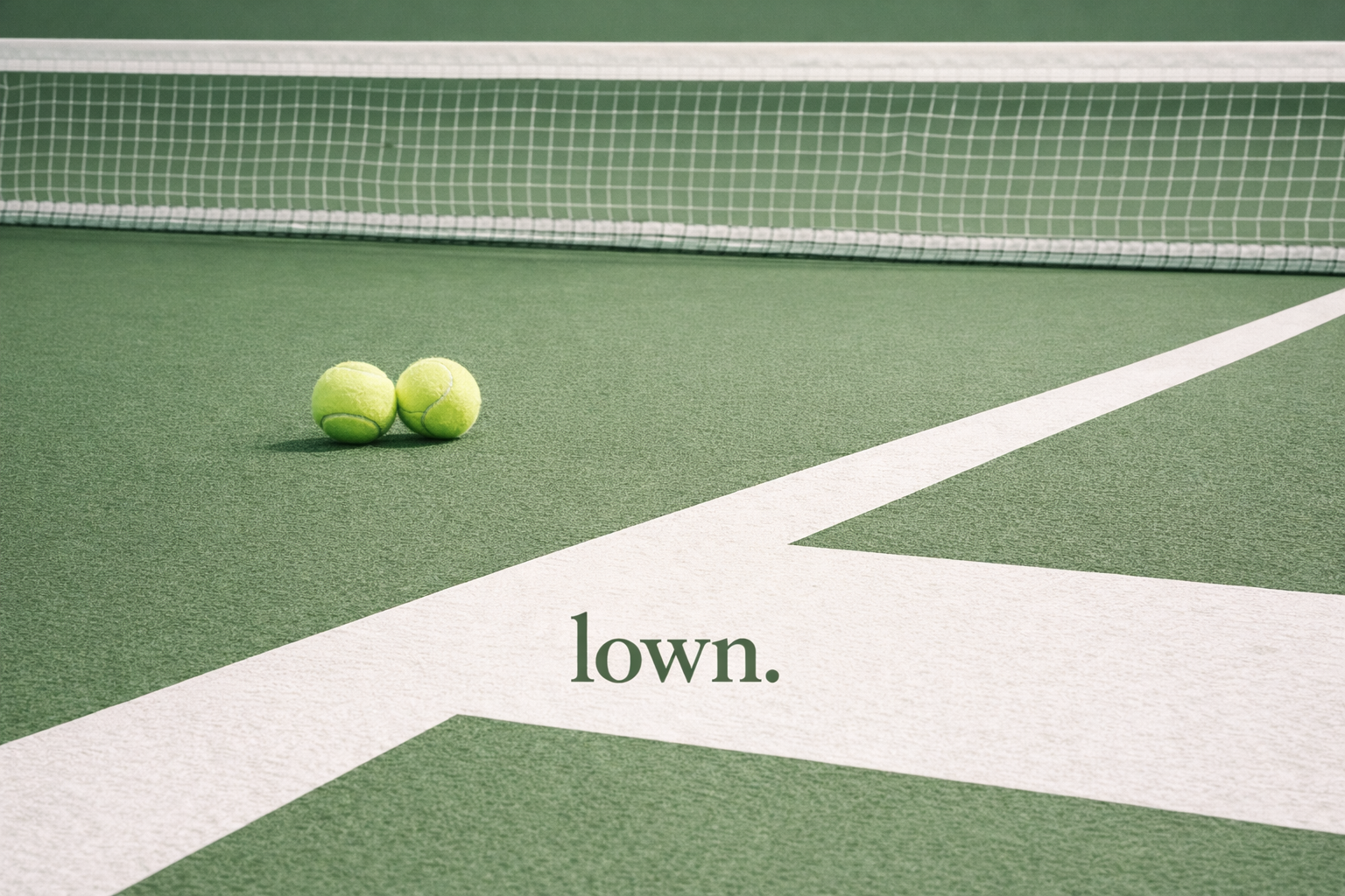 초록색 테니스 코트 라인 위 두 개의 테니스 공과 lown 텍스트 로고