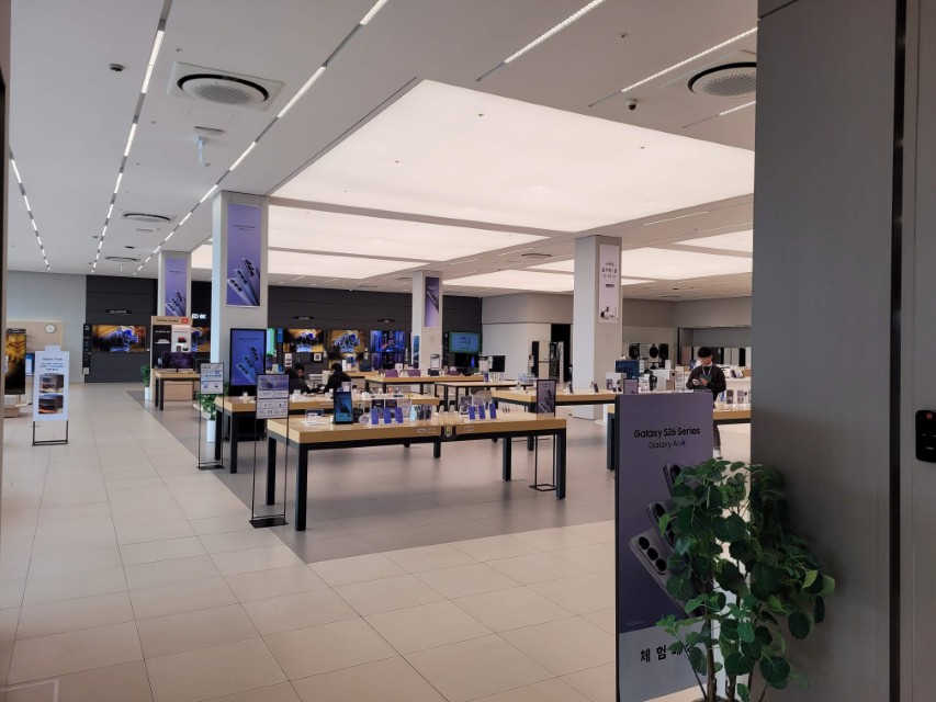 삼성스토어 매장 내부 전경과 갤럭시 체험존