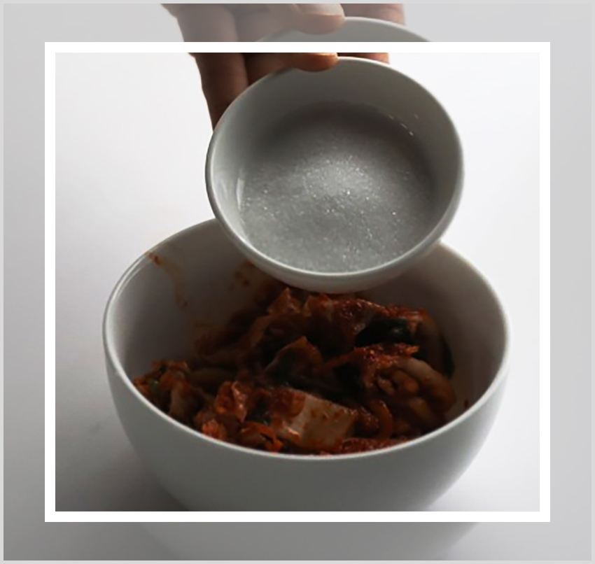 김치말이국수의 레시피를 안내하는 이미지이다. 김치와 김치국물, 멸치 육수를 이용해 김치말이국수를 만드는 과정이 담겨있다