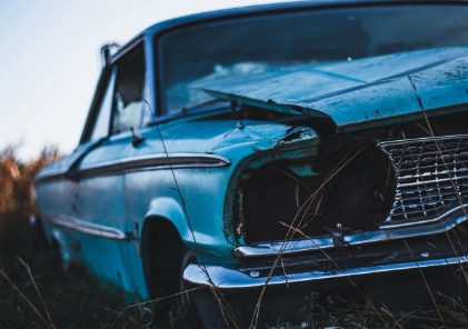 길가에-버려진-고장난-자동차-이미지