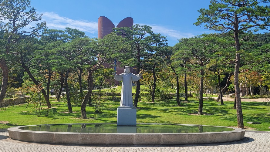 남양성모성지 예수성심상과 멀리 보이는 대성전 건물