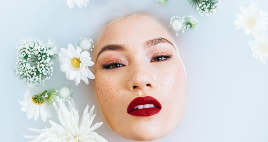 욕조에서 몸을 담그고 얼굴만 보이게 하는 여자