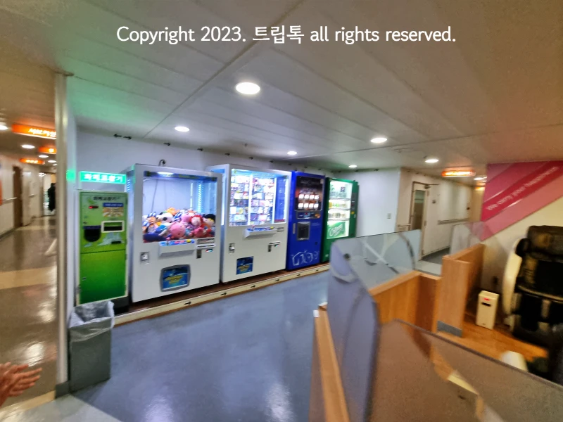 인형뽑기나 자판기등이 늘어선 모습