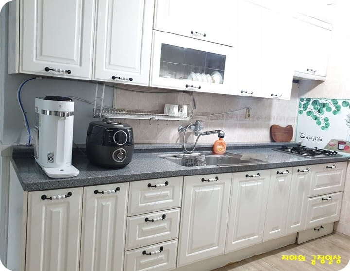싱크대 위의 정수기와 밥솥