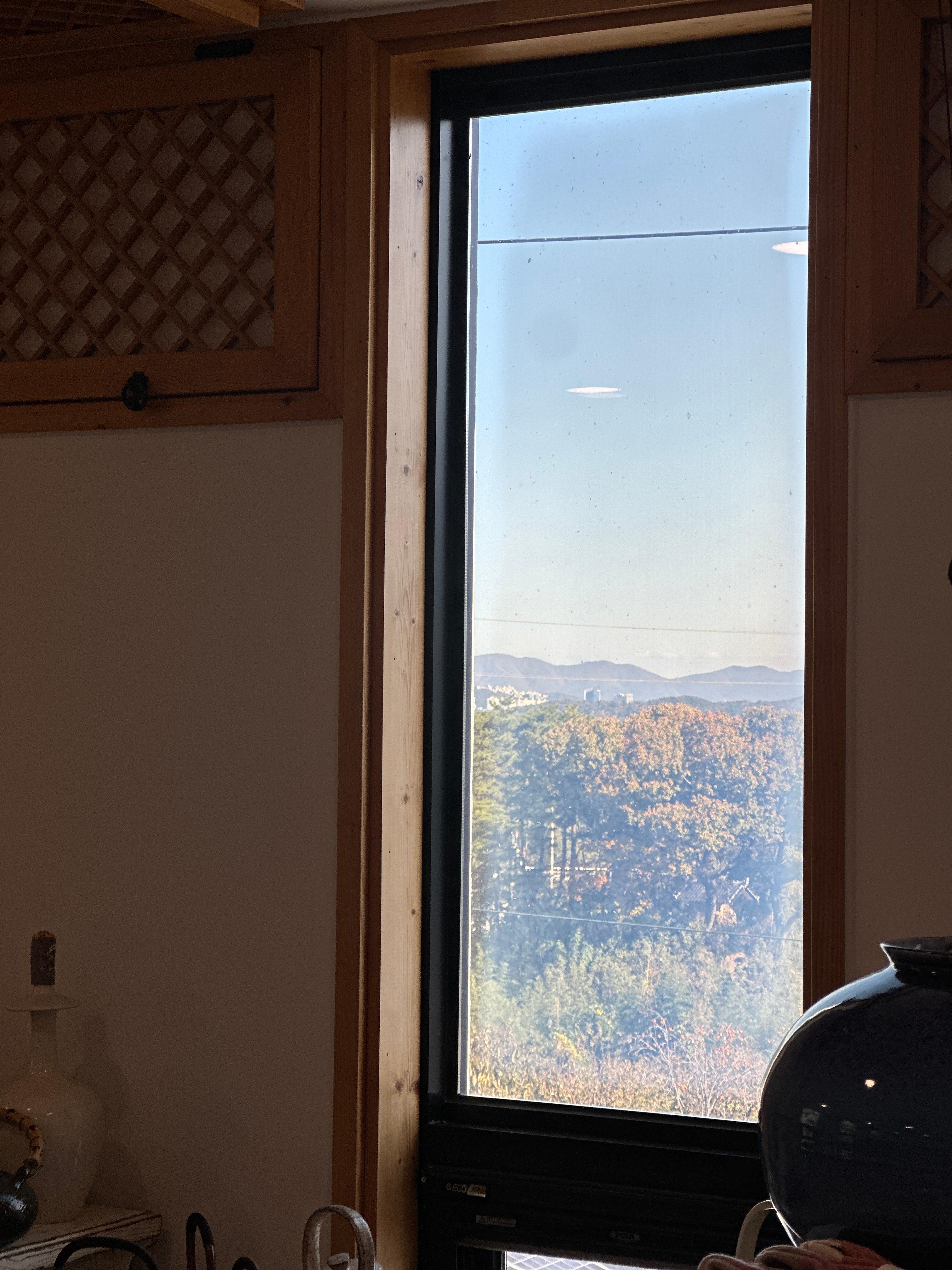 다운재 티하우스 내에서 바라본 산세