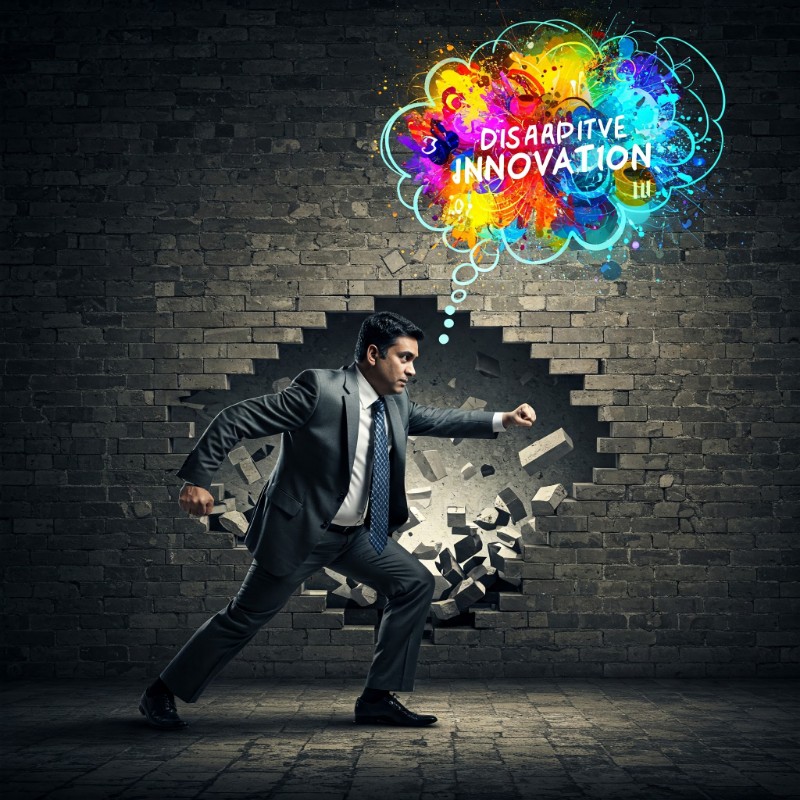 생각 풍선을 떠올리며 주먹으로 기존의 벽을 부수고 새로운 방향으로 도약하는 비즈니스맨