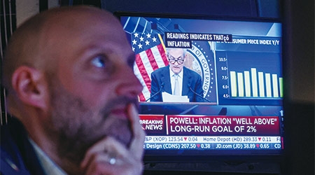 미국의 소비, 고용 지표 둔화가 속속 확인되면서 경기 침체를 우려하는 목소리가 커지고 있다. 뉴욕증권거래소(NYSE)에서 한 트레이더가 시장 상황을 관찰하는 가운데 제롬 파월 미국 연방준비제도(Fed·연준) 의장이 통화 정책에 관해 설명하는 모습이 화면에 비치고 있다. (로이터)