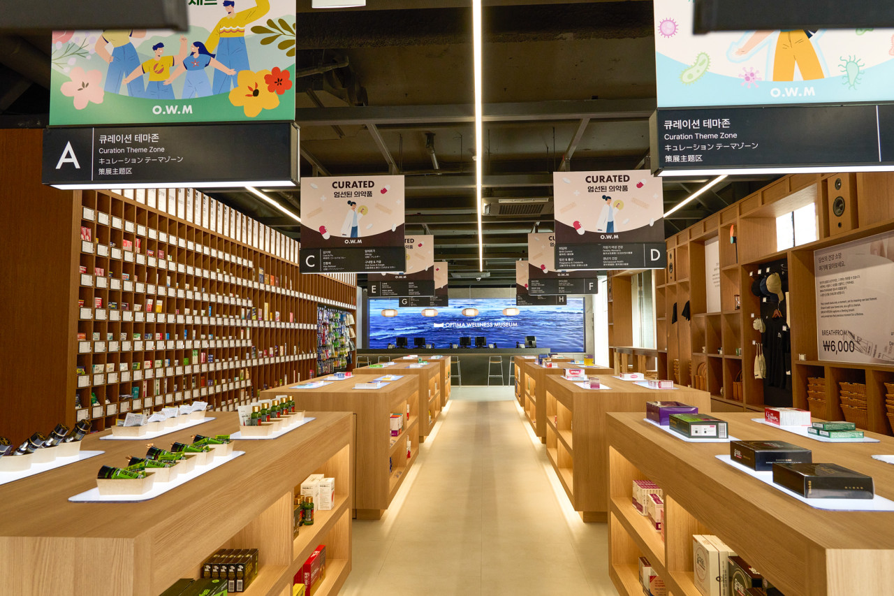 옵티마 웰니스 뮤지엄에서 판매하는 맞춤형 영양제와 굿즈