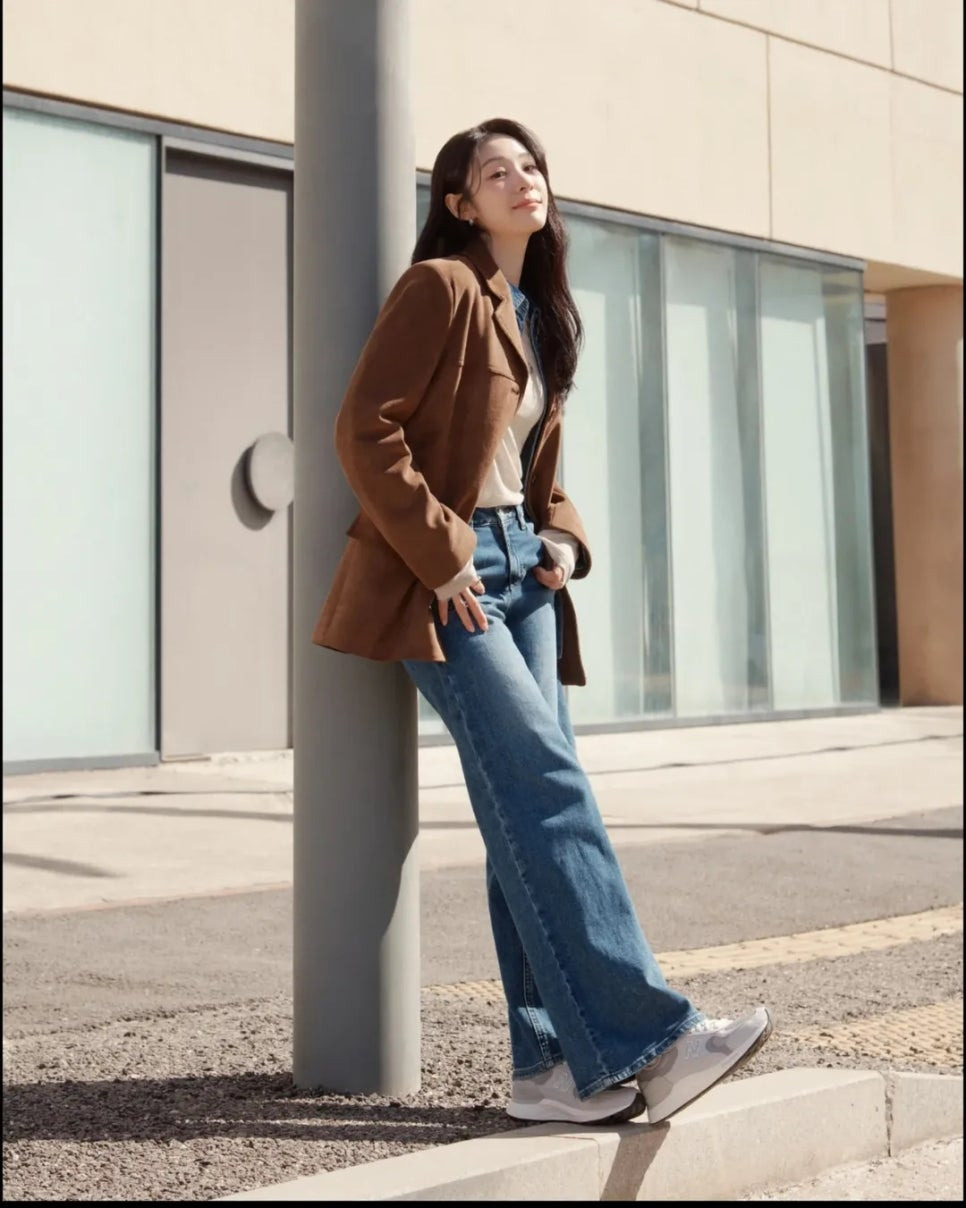 뉴발란스 워킹화를 신고 가볍게 걷는 김연아의 활동적인 모습