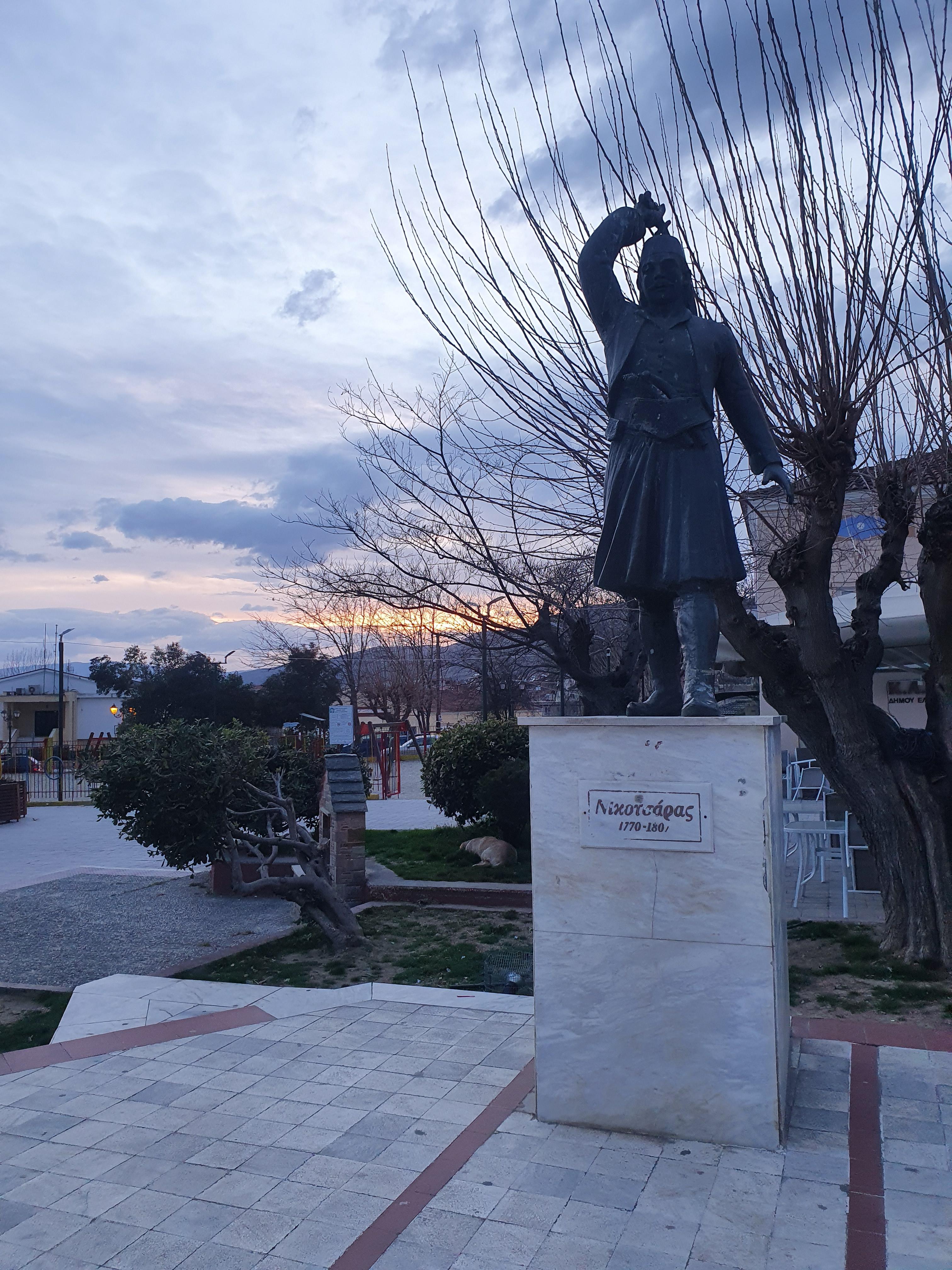 그리스 엘라소나 동상