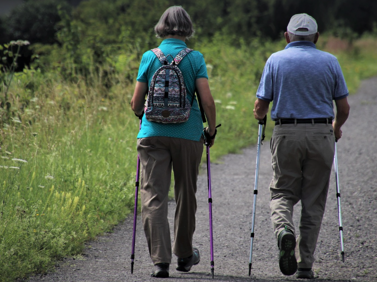 시니어 남녀의 걷기 운동