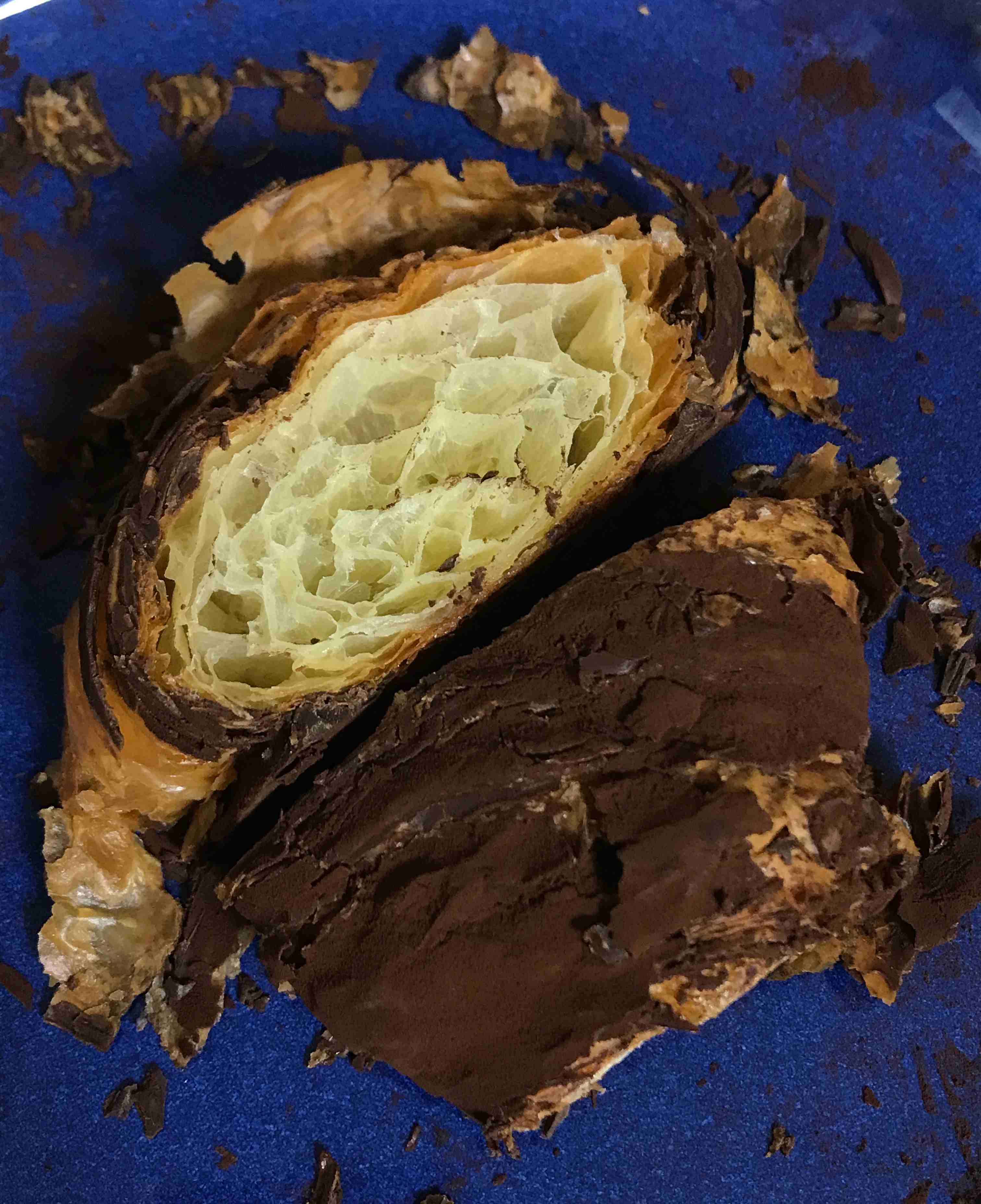 이즈니 베이커리 초코 크루아상 단면