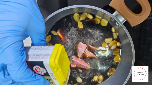 소고기메추리알장조림-소고기 넣고 후추 톡톡 뿌리기