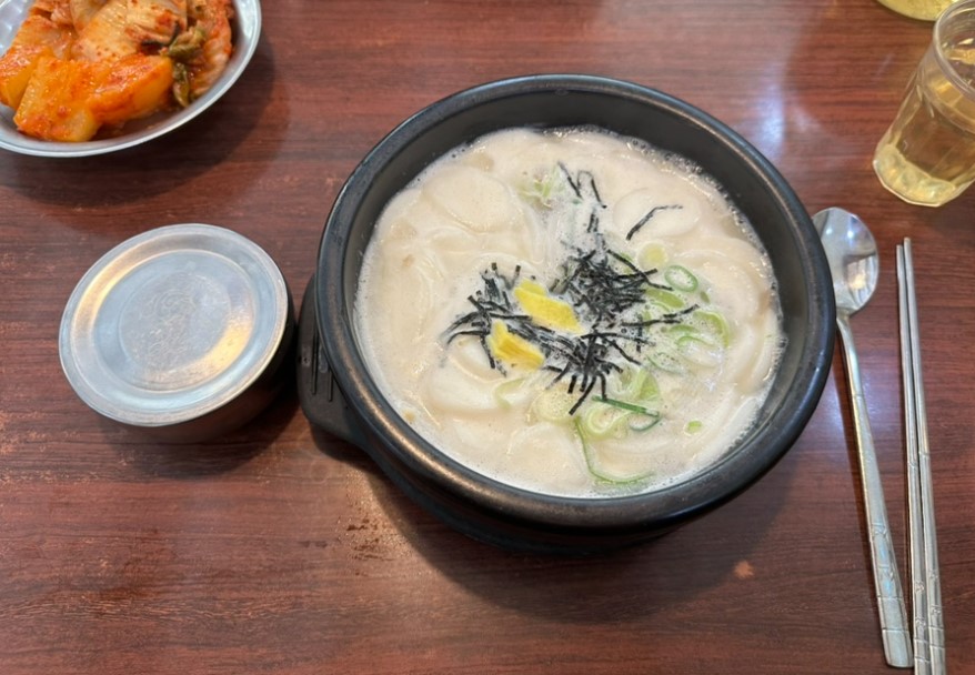 일반 설렁탕과는 또 다른 풍미의 떡국 설렁탕