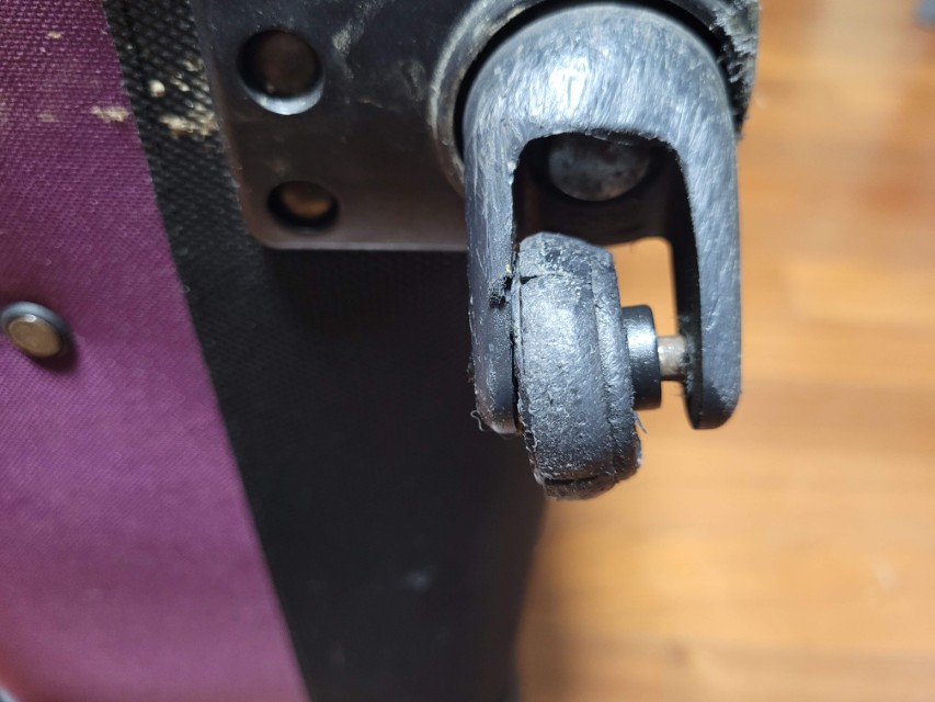 바퀴가 심하게 마모된 캐리어 하단 모습