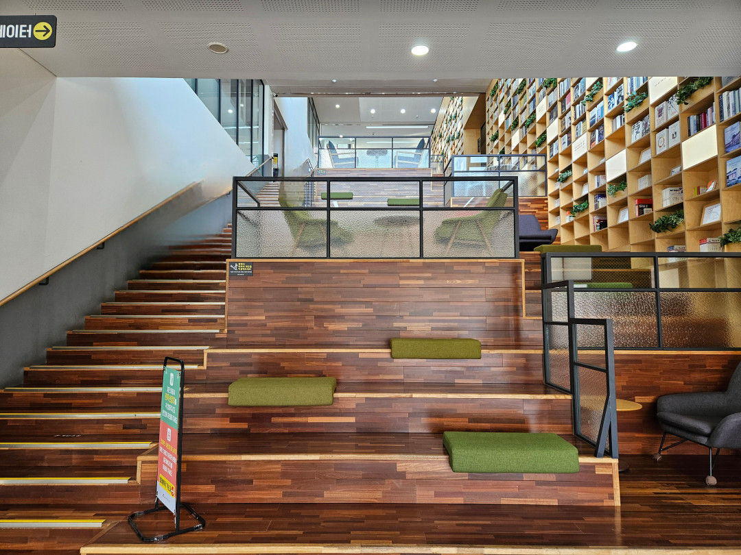 광교 푸른숲 도서관 중앙 통로