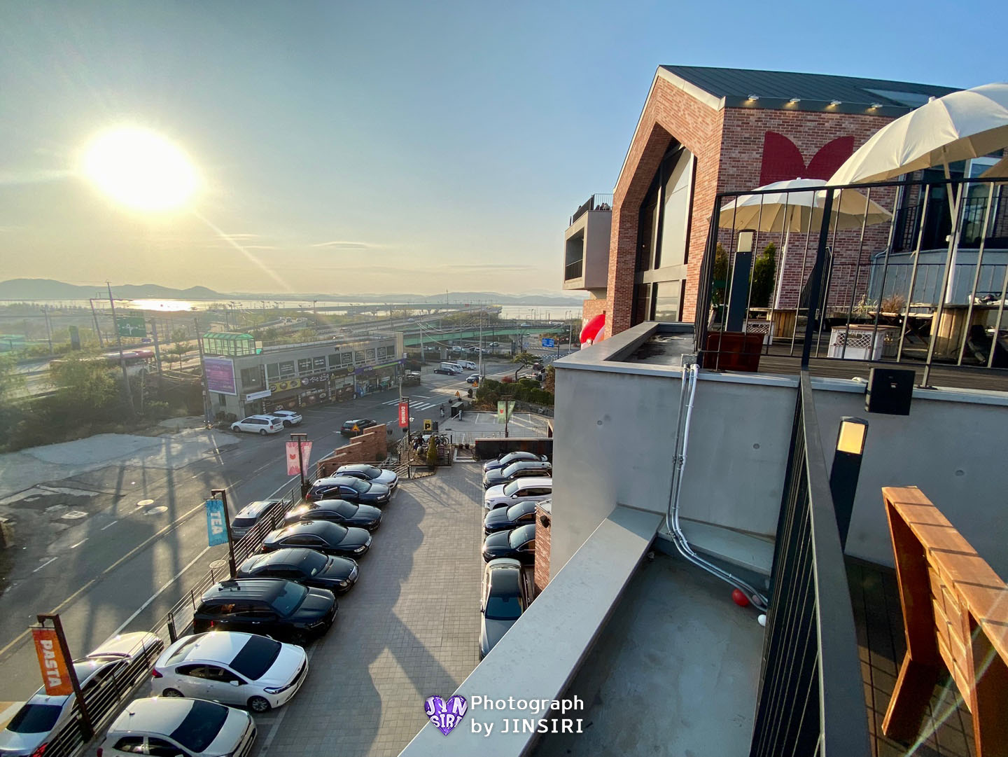 ๋ ๋ํ์ดํ ๋ทฐ