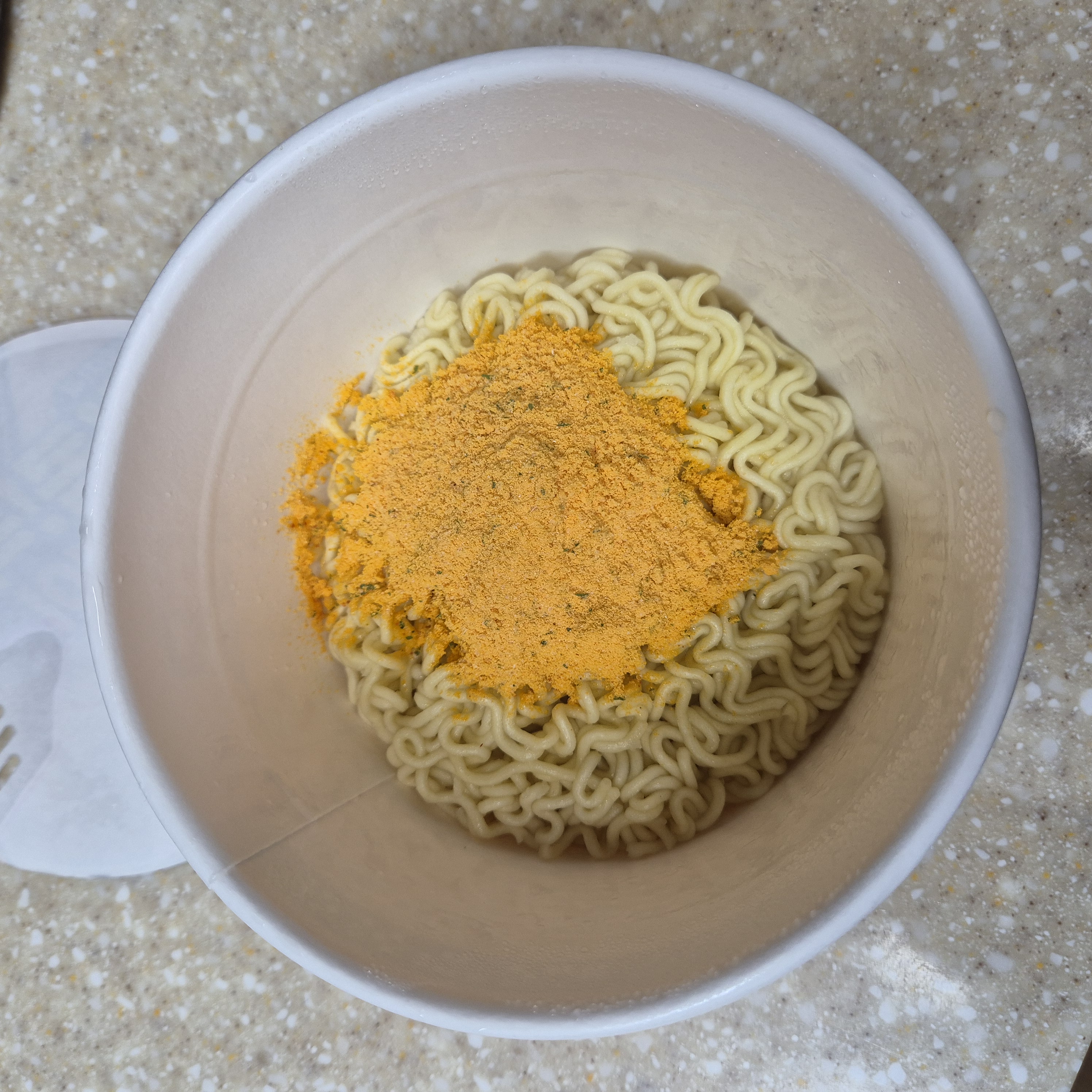 치즈볶이 스프 넣고 이젠 비벼주세요.