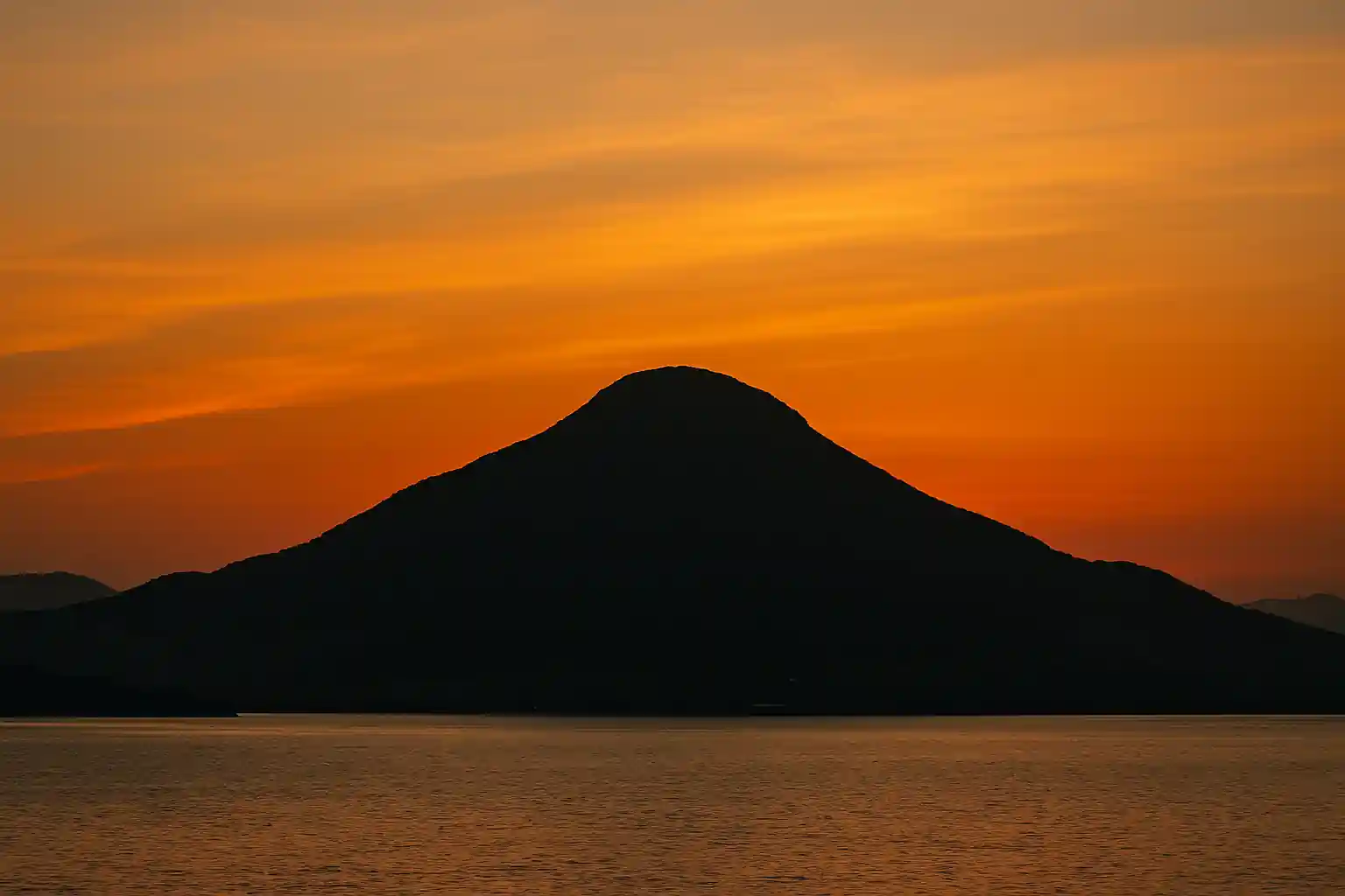 일몰 속 부산 금정산 실루엣, 부산 지명의 유래를 상징하는 모습