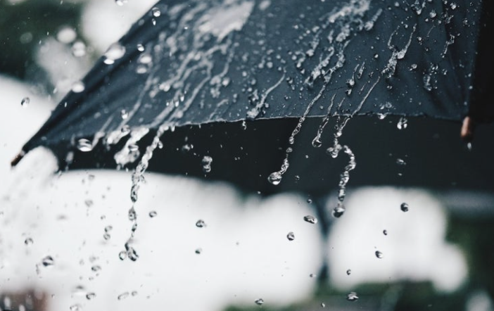 자연 현상/재난 관련 꿈풀이: 날씨 (비, 눈, 바람, 태풍, 번개, 맑은 날씨 등)