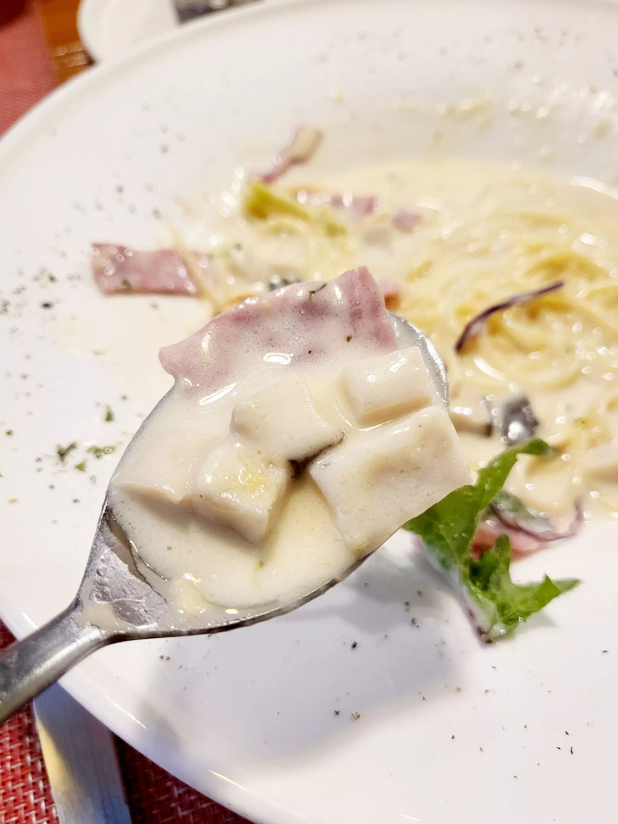 많은 양의 버섯과 크림