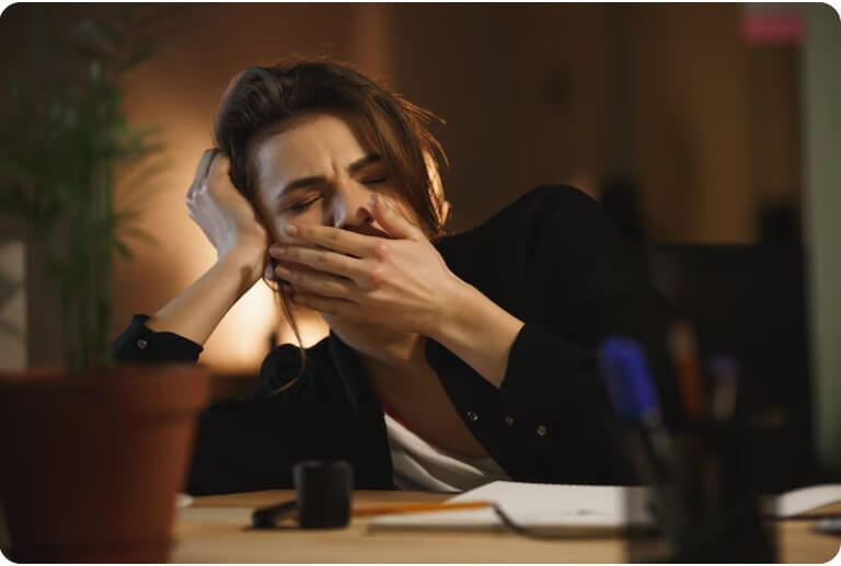 몸이 피곤해 지쳐 있는 직장인