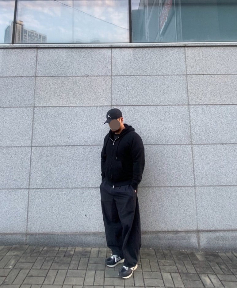 데일리룩('25. 11. 15.)조던 나이키 스포츠 볼캡 모자, 무신사스탠다드 후드티 보아후드티, 어커버 티셔츠, 나이키 트레이닝 벌룬 팬츠, 뉴발란스 스니커즈 480v5 블랙