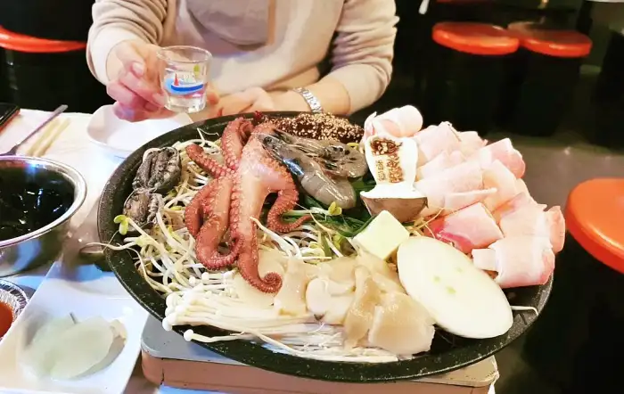 생생정보 여수 낭만포차거리 돌문어 해물 삼합 맛집